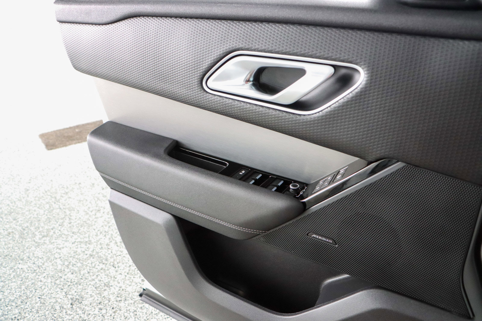 Used 2022 Land Rover Range Rover Velar R-Dynamic S image 22