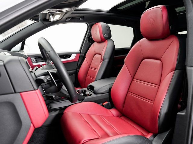 Certified 2025 Porsche Cayenne image 5