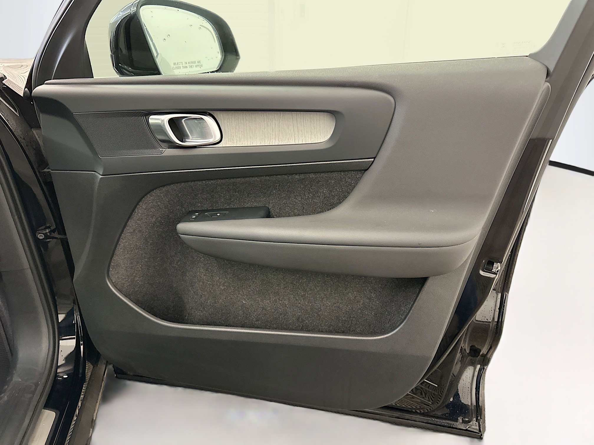 Used 2025 Volvo XC40 B5 Plus image 35