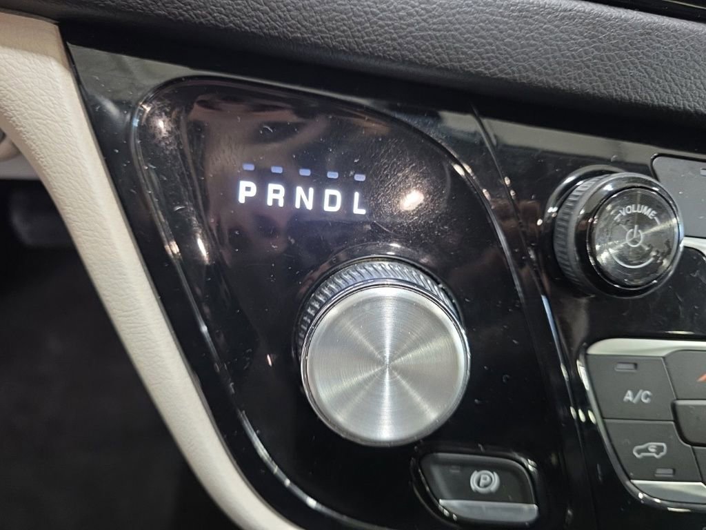 Used 2018 Chrysler Pacifica Touring-L image 25