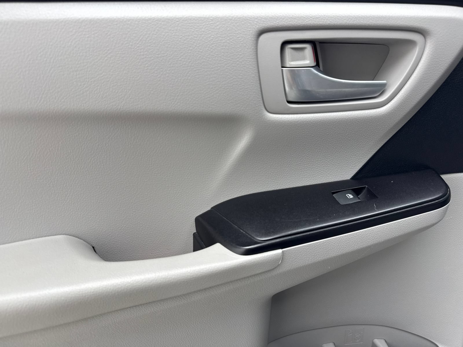 Used 2017 Toyota Camry LE FWD image 38