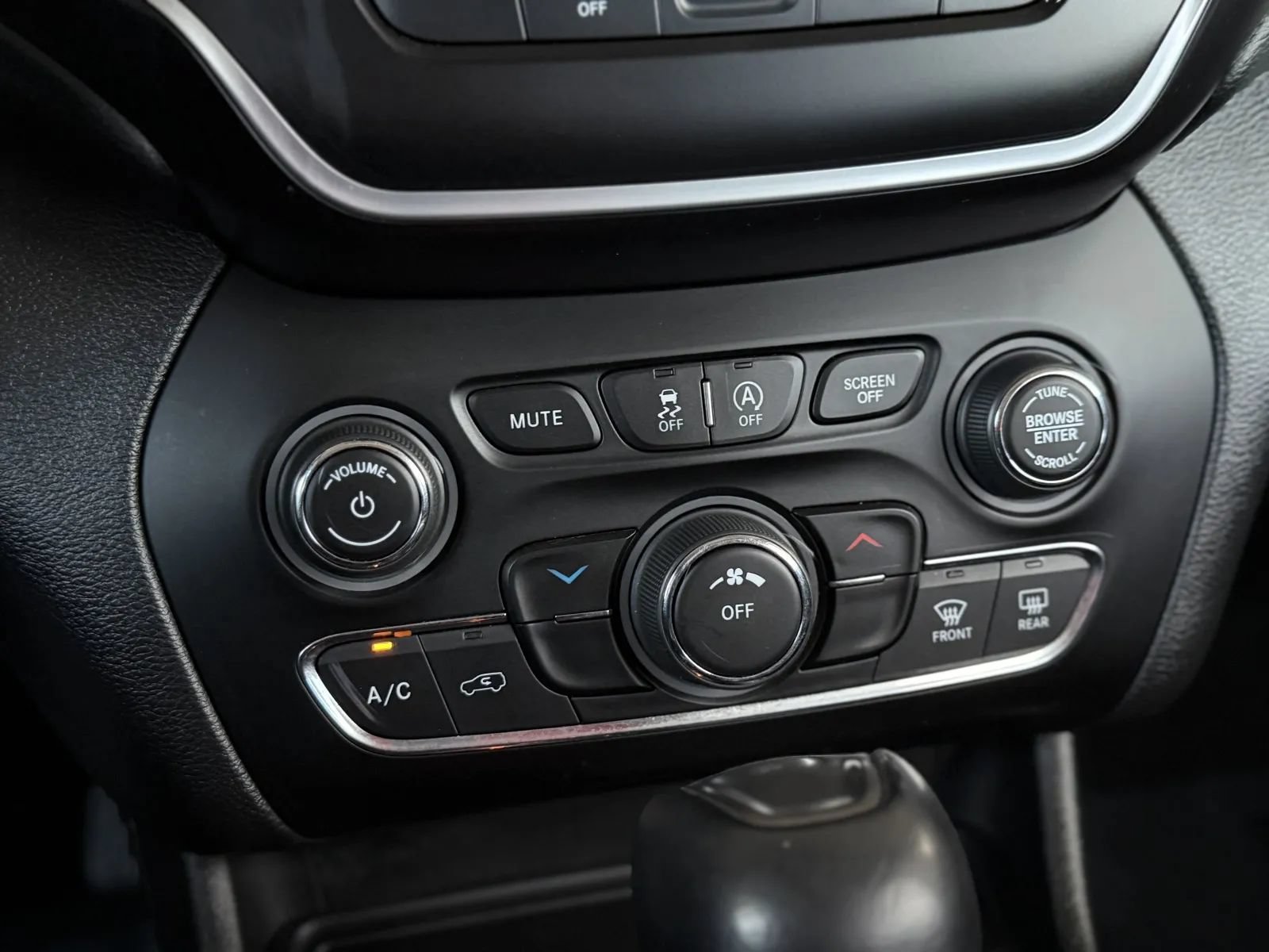 Used 2021 Jeep Cherokee Latitude Lux FWD image 34