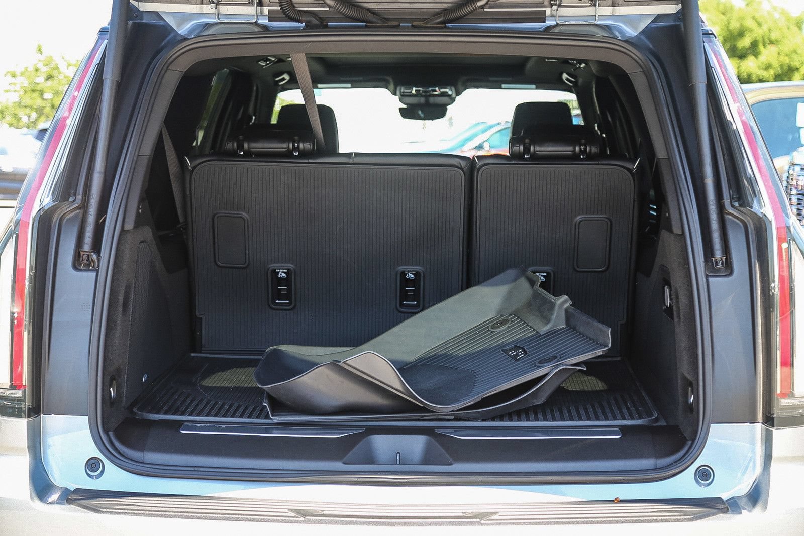 Used 2025 Cadillac Escalade ESV Premium Luxury w/ LPO, Floor Liner Package AWD/4WD image 24