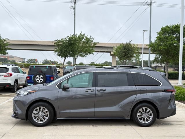 Used 2025 Toyota Sienna LE AWD/4WD image 8