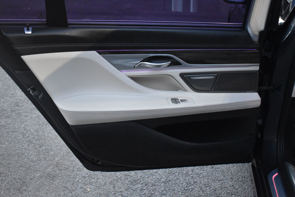 Used 2017 BMW 740i image 26