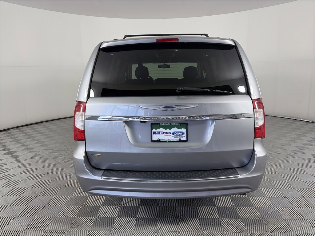 Used 2015 Chrysler Town & Country Touring image 6