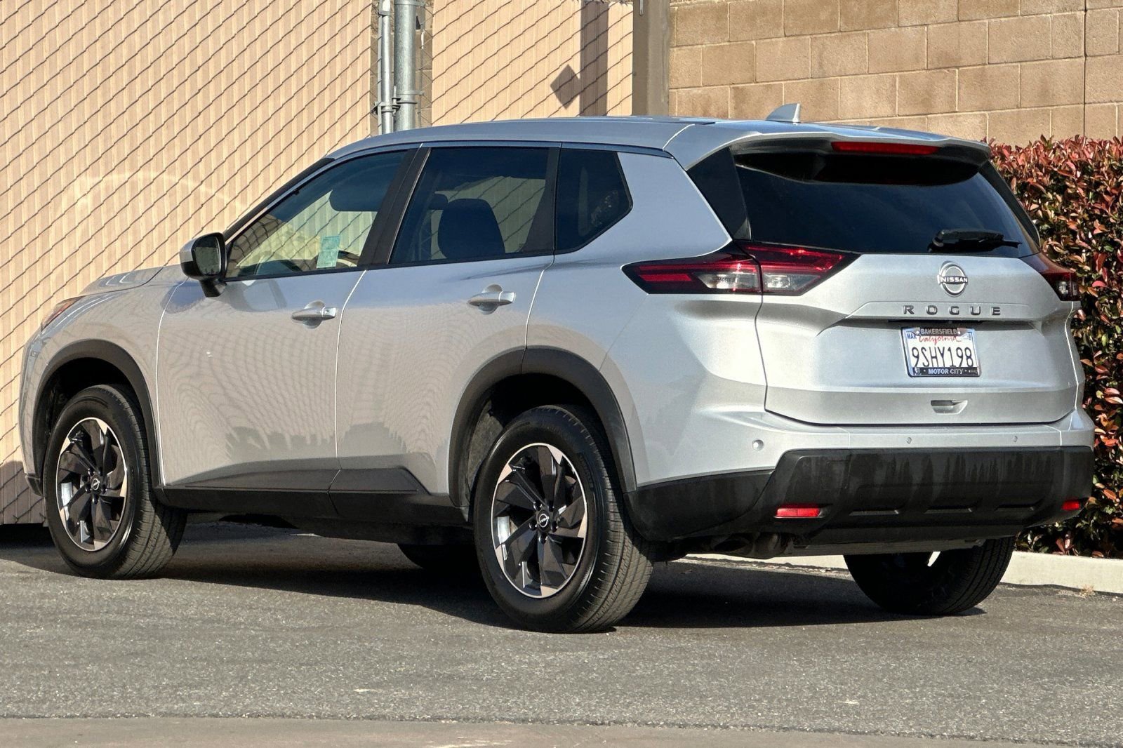 Used 2025 Nissan Rogue SV image 6