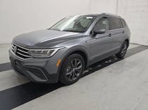 Used 2023 Volkswagen Tiguan SE w/ Panoramic Sunroof Package FWD image 24