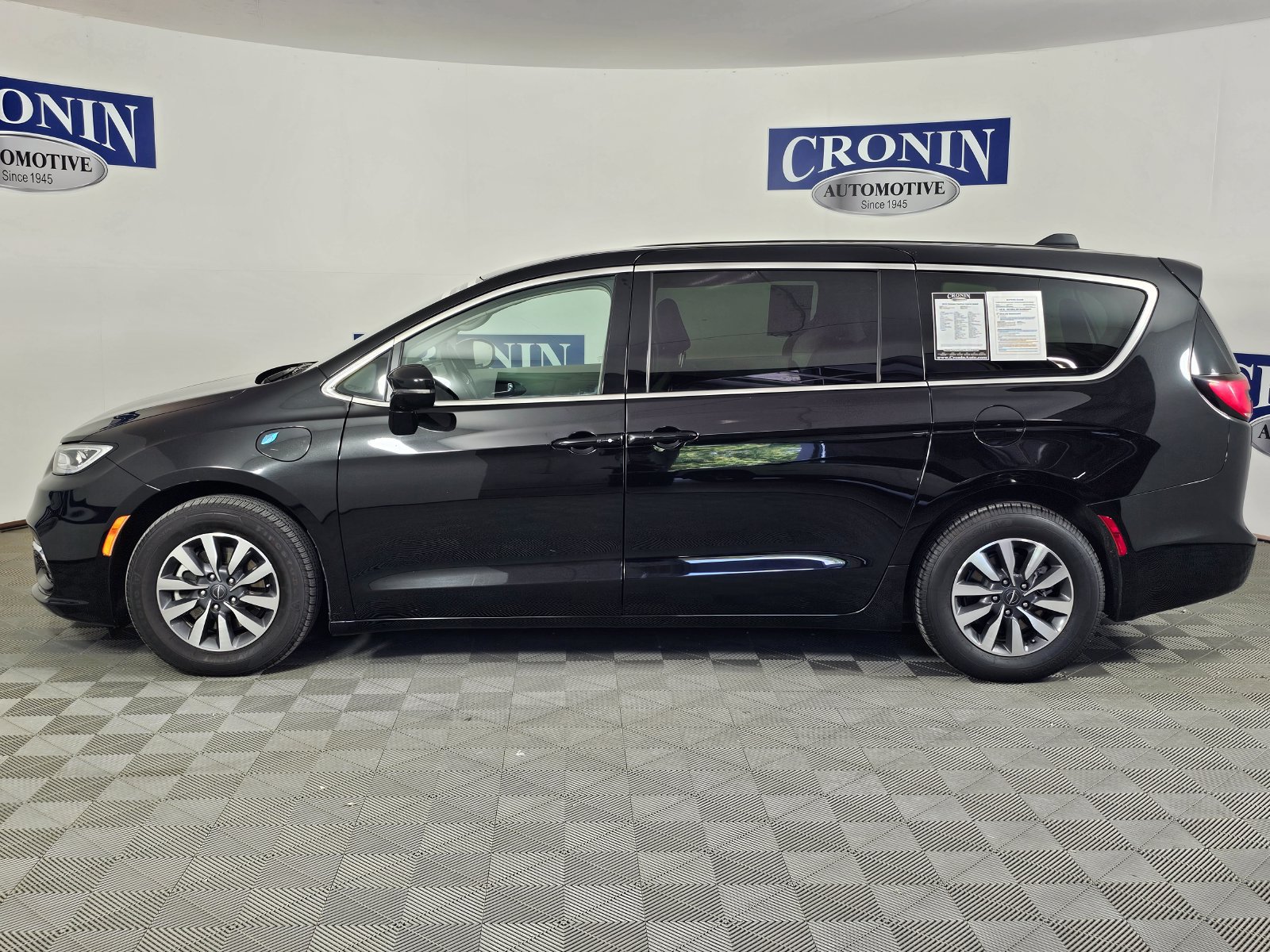 Used 2024 Chrysler Pacifica Limited FWD image 32