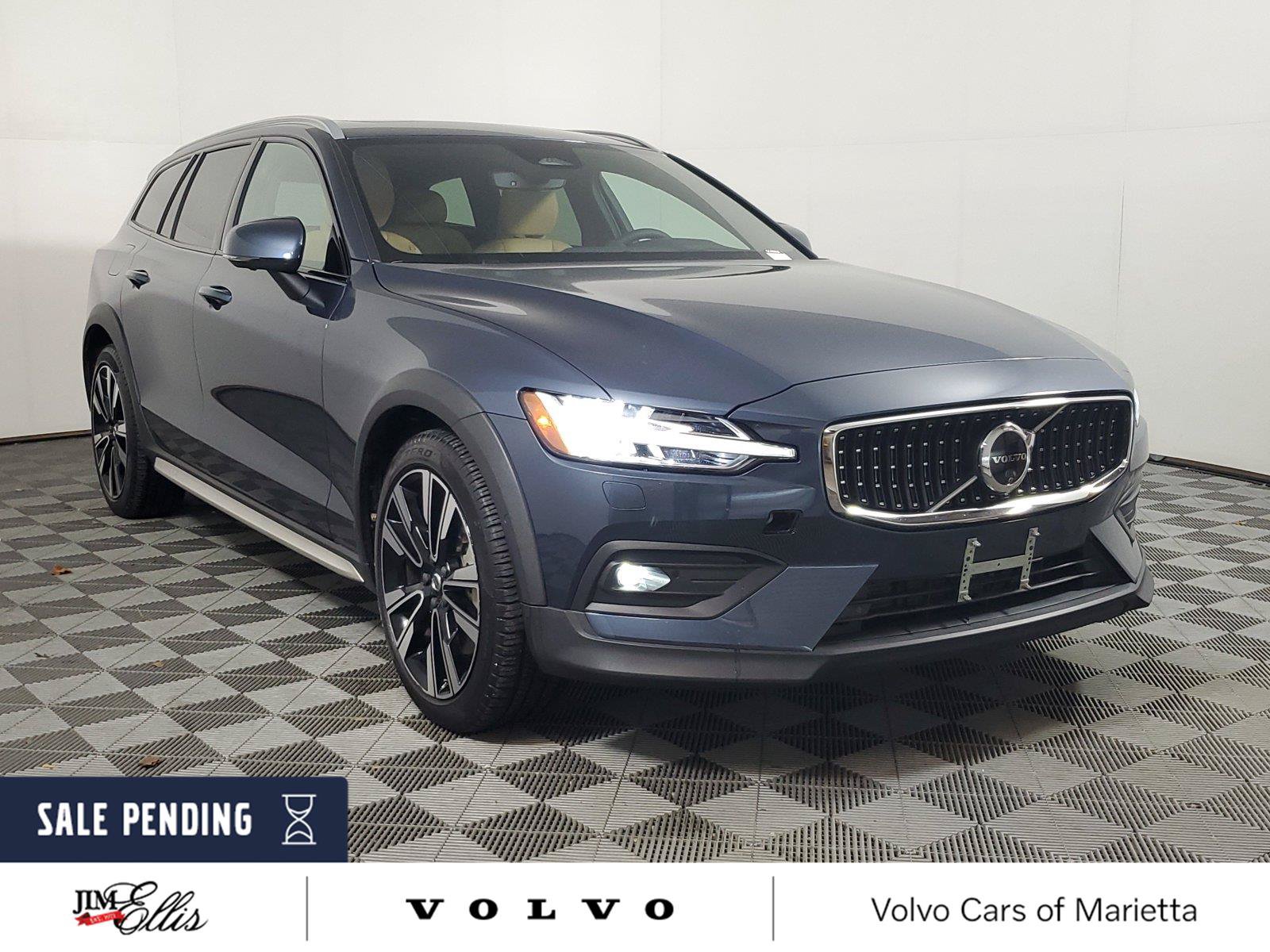 Used 2025 Volvo V60 B5 Cross Country Ultra w/ Protection Package Premier