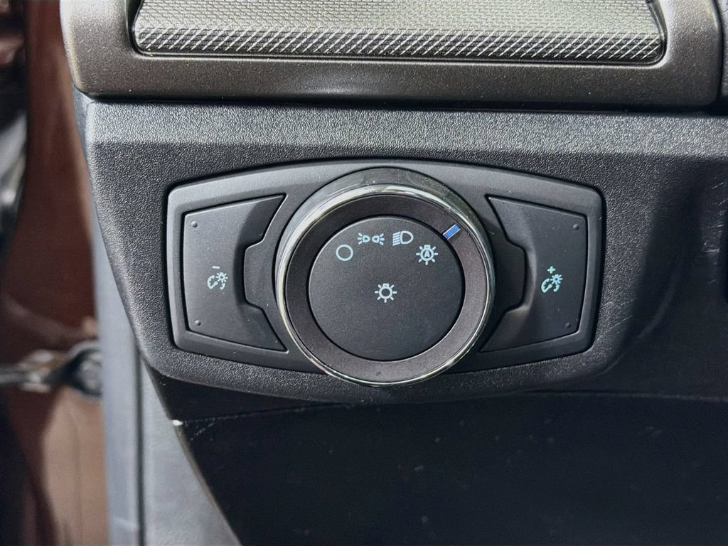 Used 2019 Ford Fusion SE FWD image 12