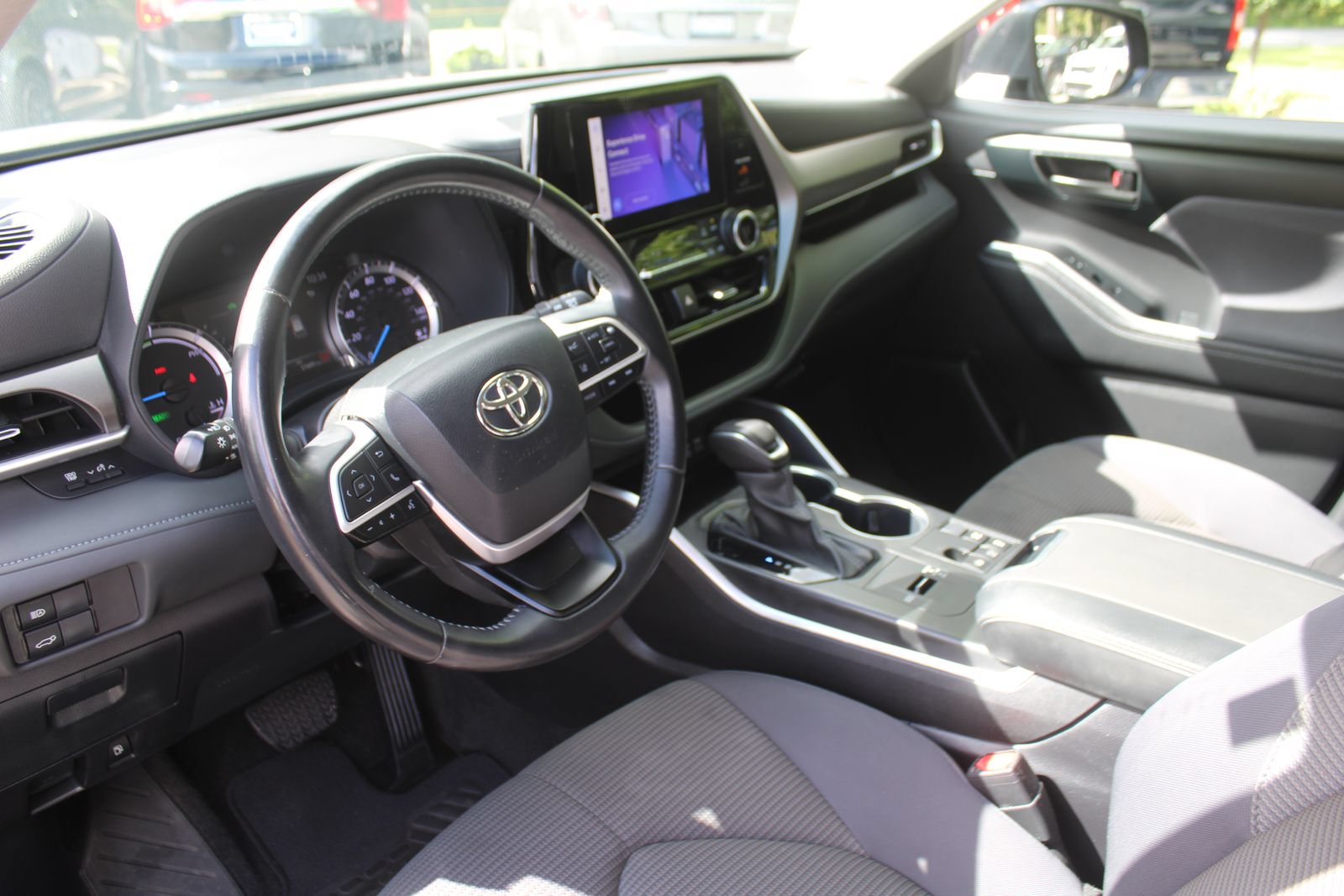 Used 2024 Toyota Highlander LE FWD image 24