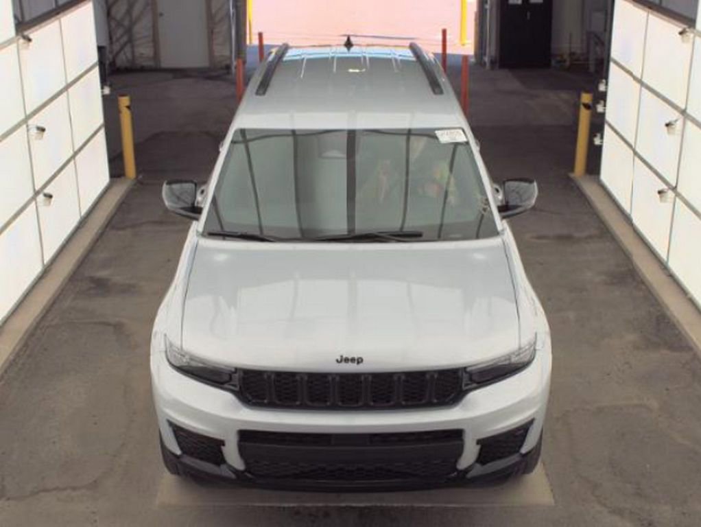 Used 2024 Jeep Grand Cherokee L Laredo image 3