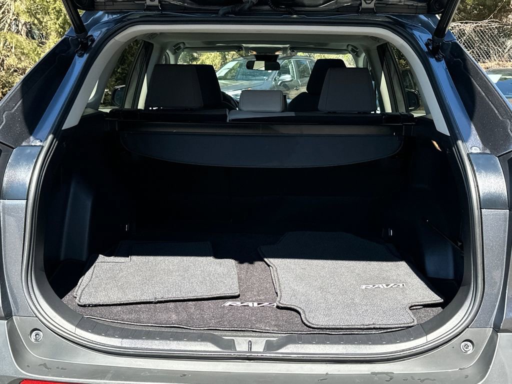 Used 2021 Toyota RAV4 XLE w/ Convenience Package image 6
