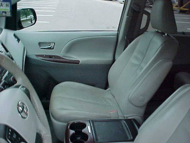 Used 2012 Toyota Sienna XLE FWD image 13