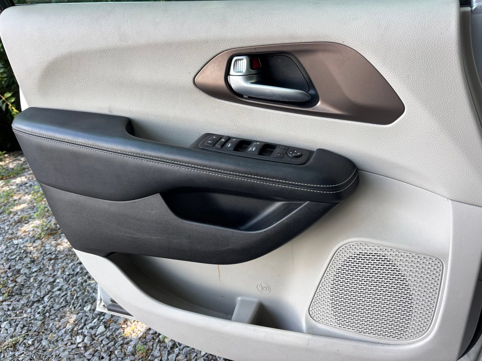 Used 2022 Chrysler Voyager LX FWD image 6