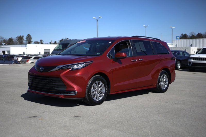 Used 2022 Toyota Sienna XLE image 7