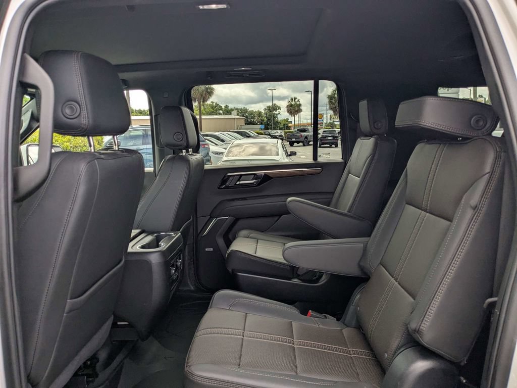 Used 2025 Chevrolet Suburban High Country AWD/4WD image 14