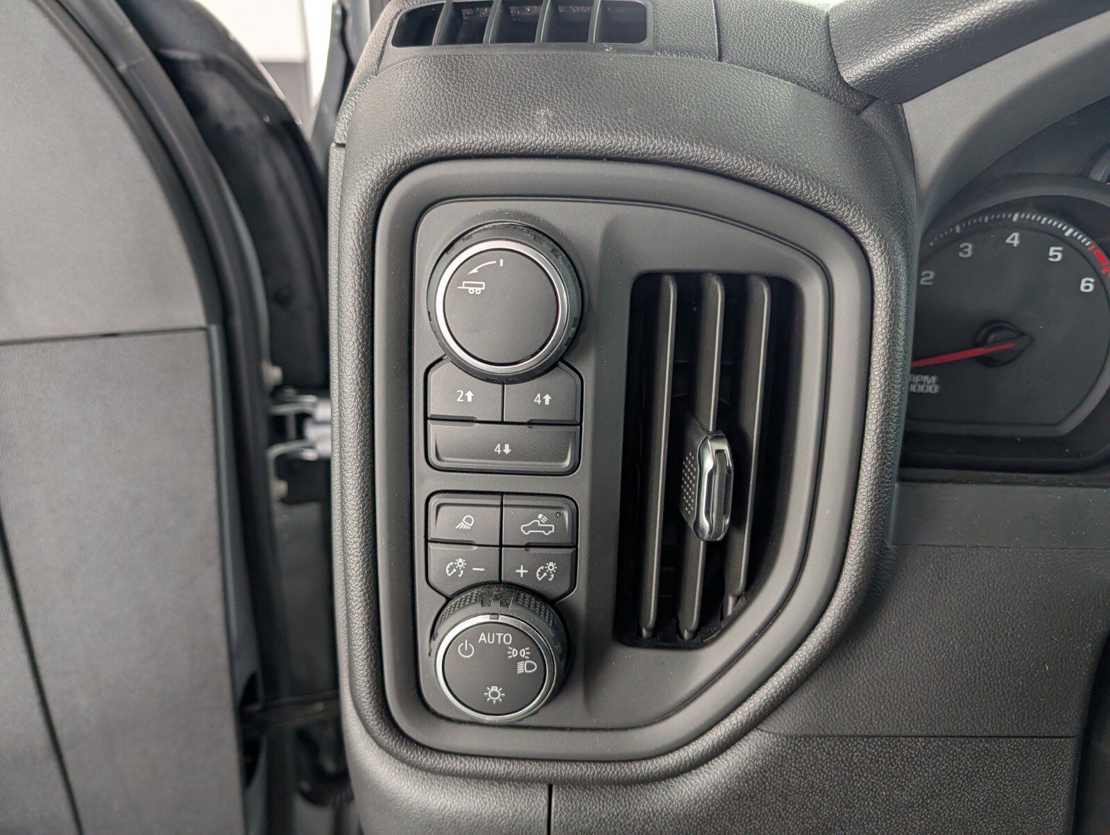 Used 2025 Chevrolet Silverado 2500 Custom w/ Custom Value Package image 15