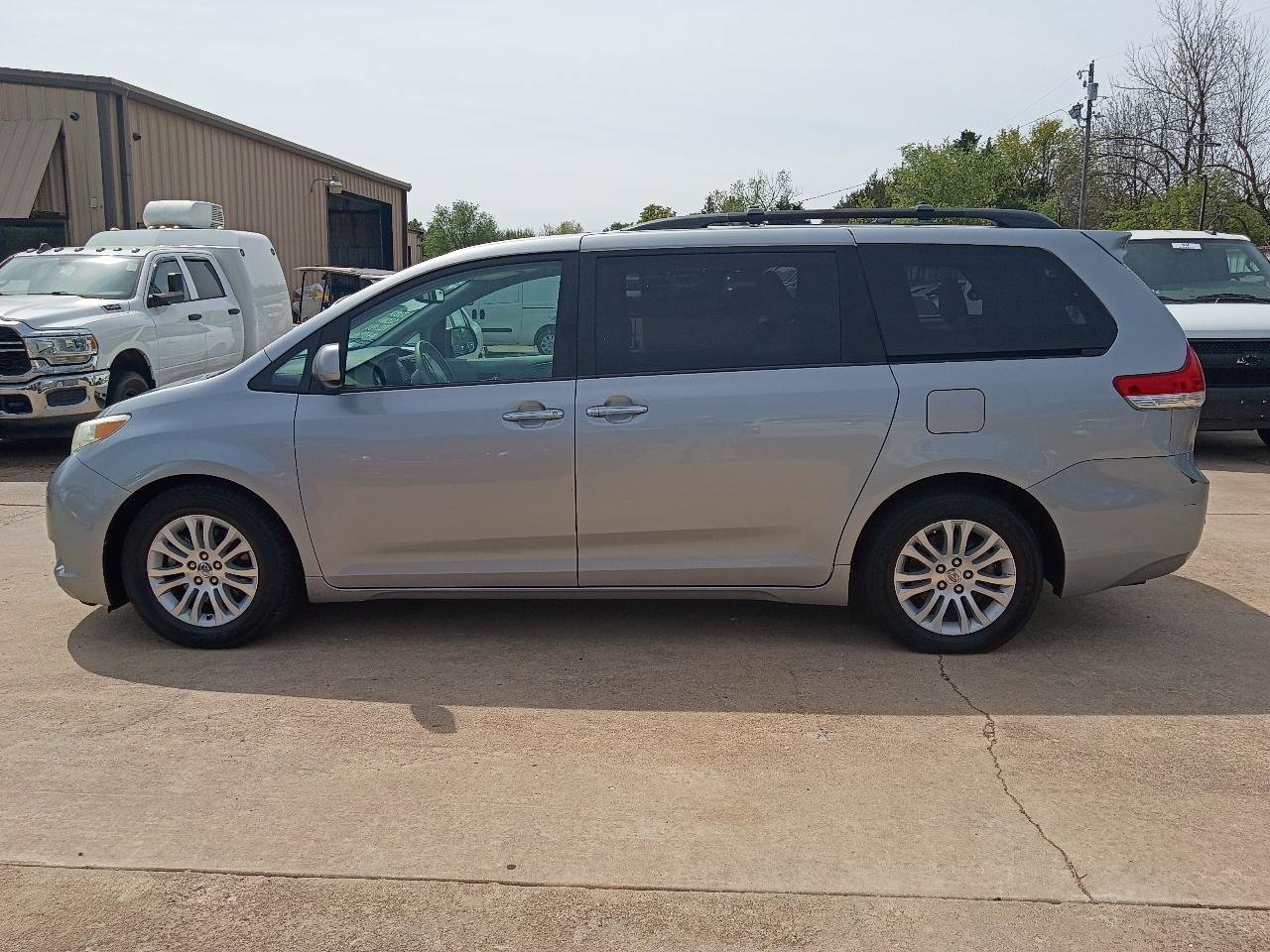 Used 2014 Toyota Sienna XLE w/ Entertainment Package image 31