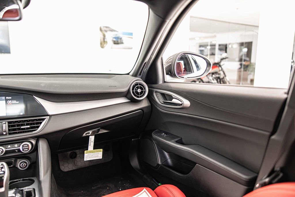 New 2025 Alfa Romeo Giulia AWD w/ Driving Assist Package image 39