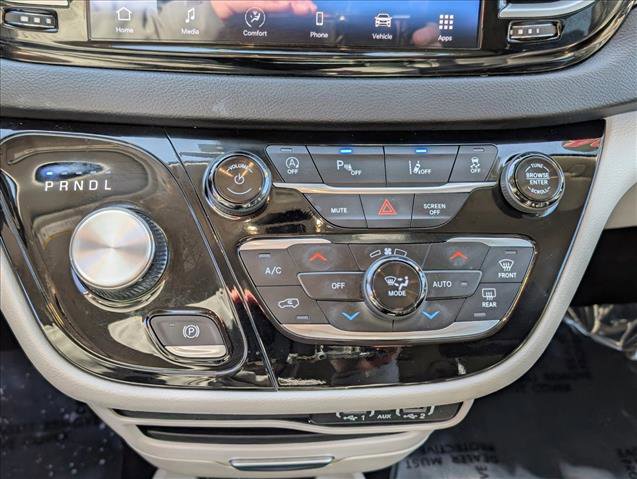 Used 2024 Chrysler Pacifica Touring-L image 15
