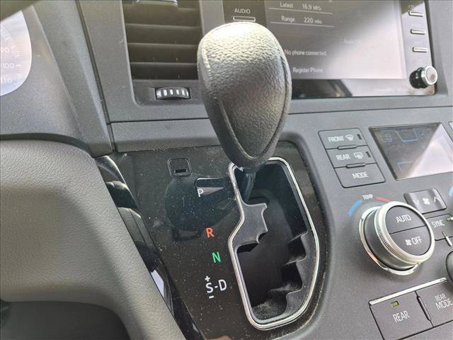 Used 2018 Toyota Sienna LE w/ Carpet Mat Package FWD image 12