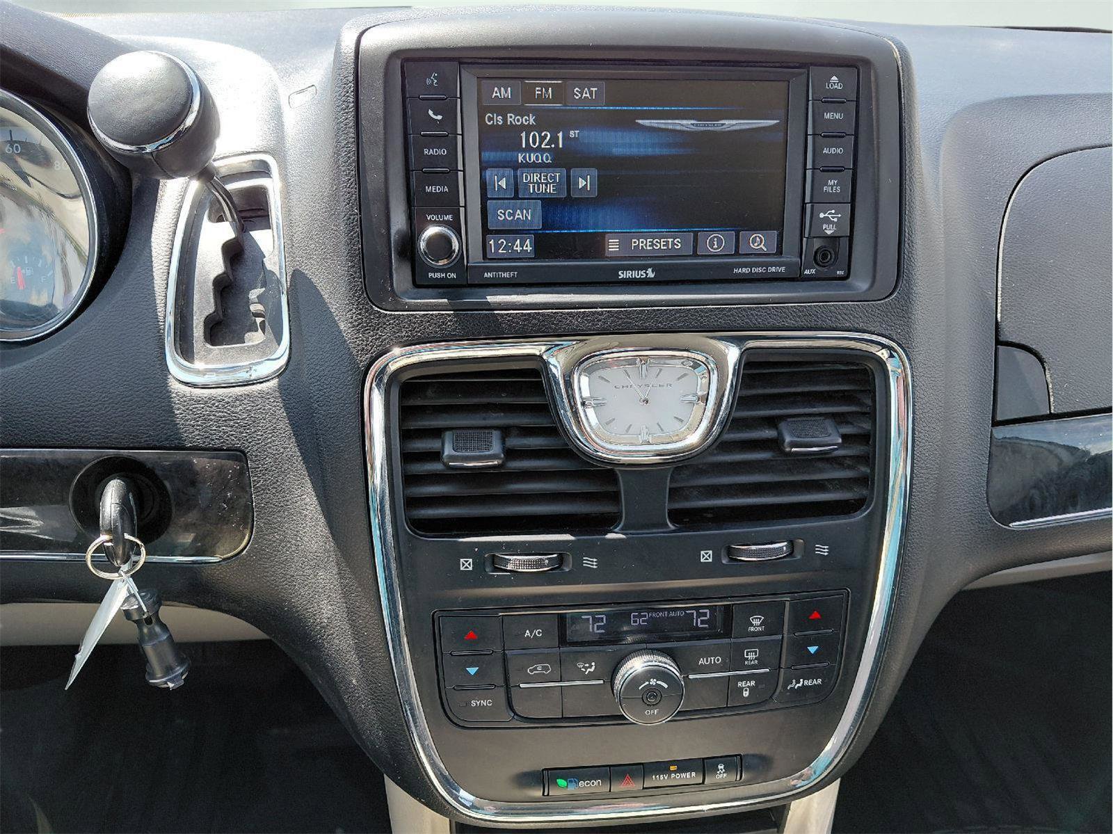 Used 2015 Chrysler Town & Country Touring FWD image 28