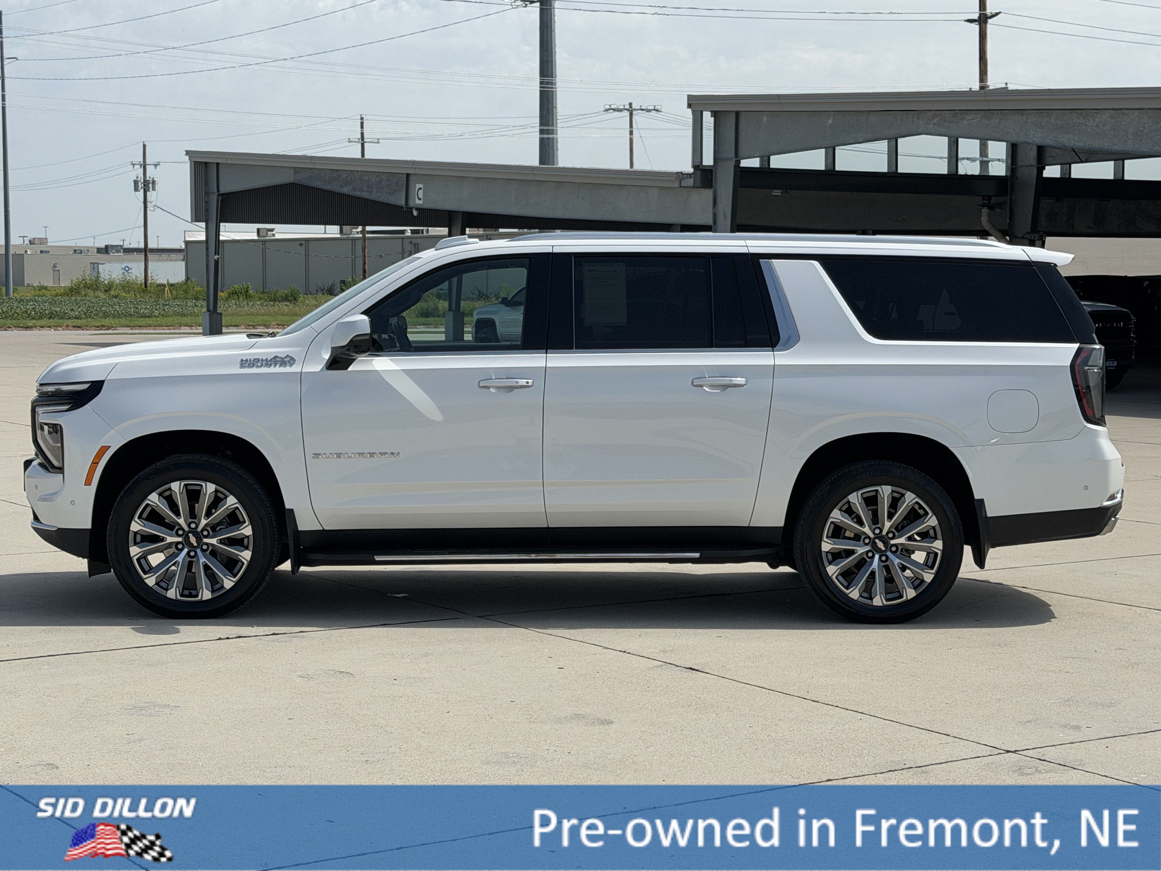 Certified 2025 Chevrolet Suburban High Country AWD/4WD image 4