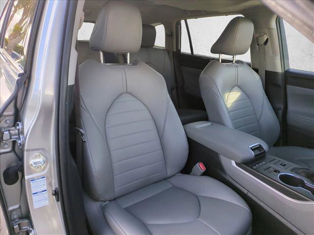 Used 2022 Toyota Highlander XLE AWD/4WD image 22