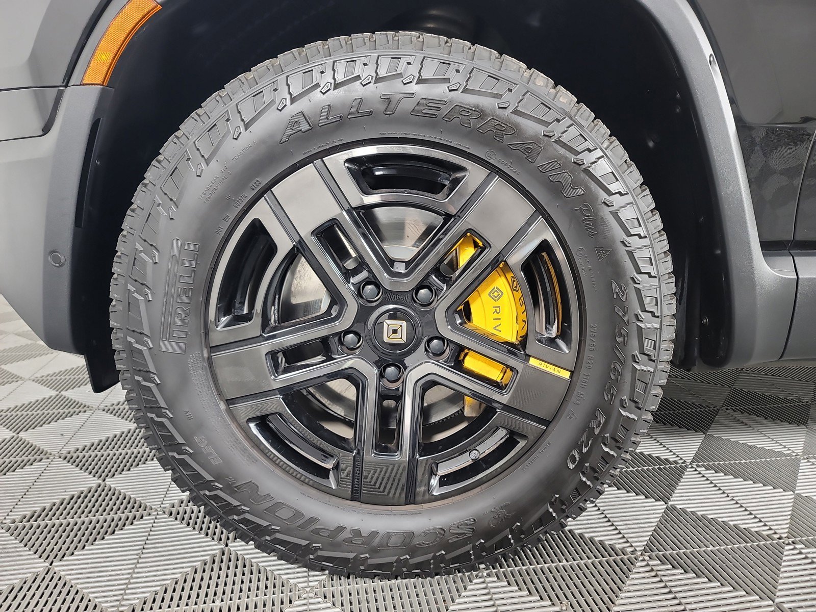 Used 2024 Rivian R1S Adventure image 9