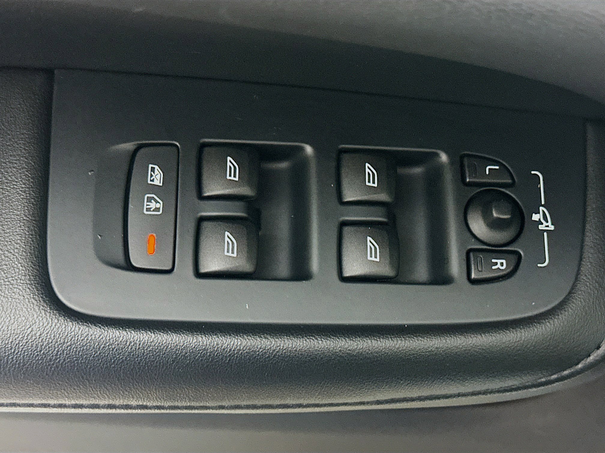 Used 2025 Volvo S60 B5 Plus image 15