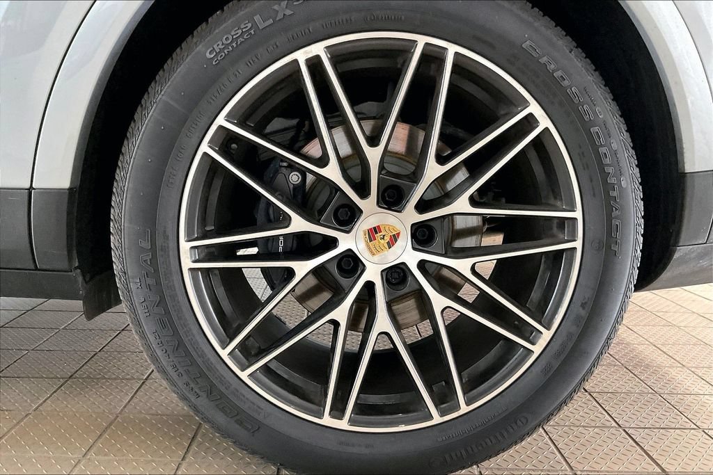 Used 2025 Porsche Cayenne AWD/4WD image 32