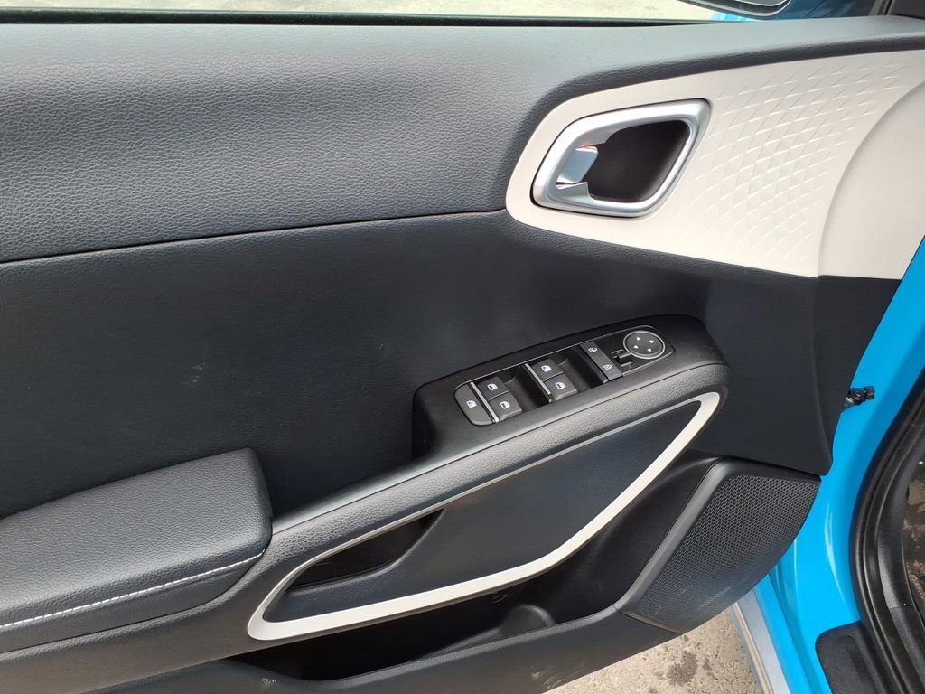 Used 2023 Kia Soul GT-Line image 11