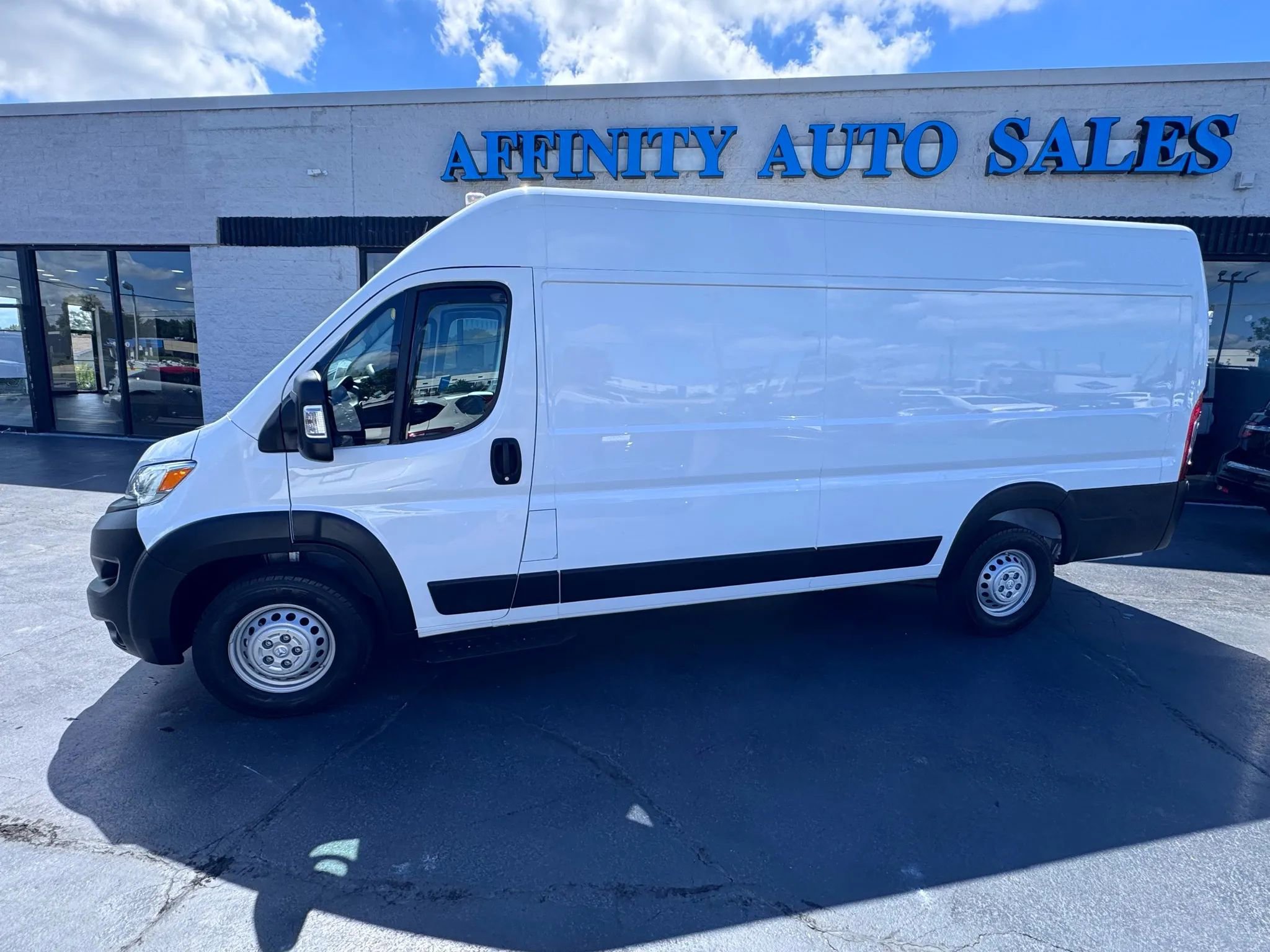 Used 2024 RAM ProMaster 3500 w/ Convenience Group FWD image 2