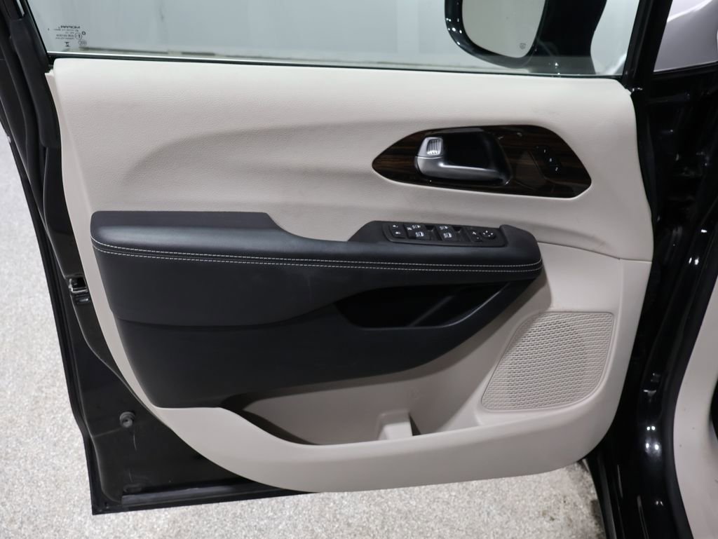 Used 2024 Chrysler Pacifica Limited image 14