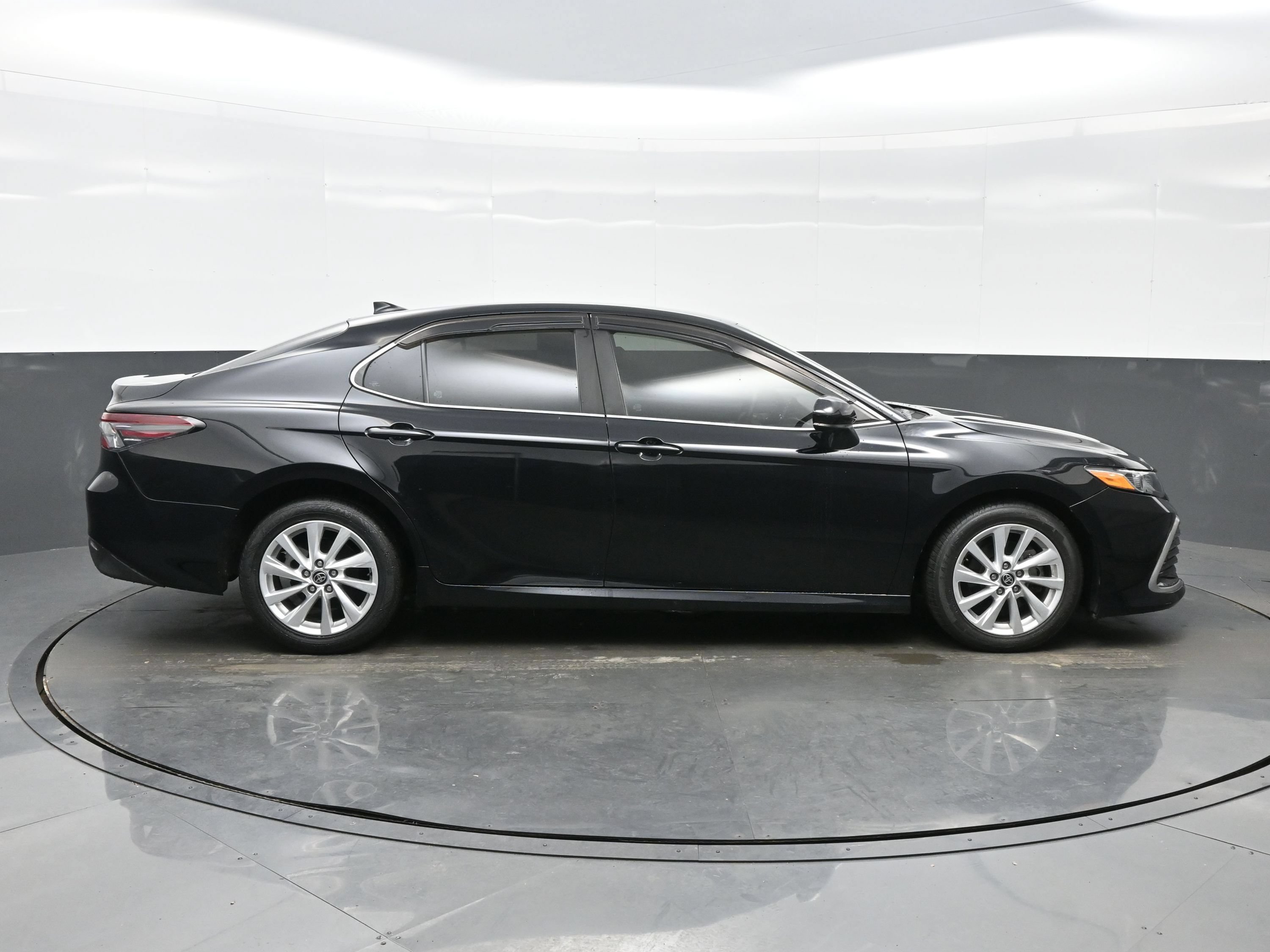 Used 2021 Toyota Camry LE FWD image 7