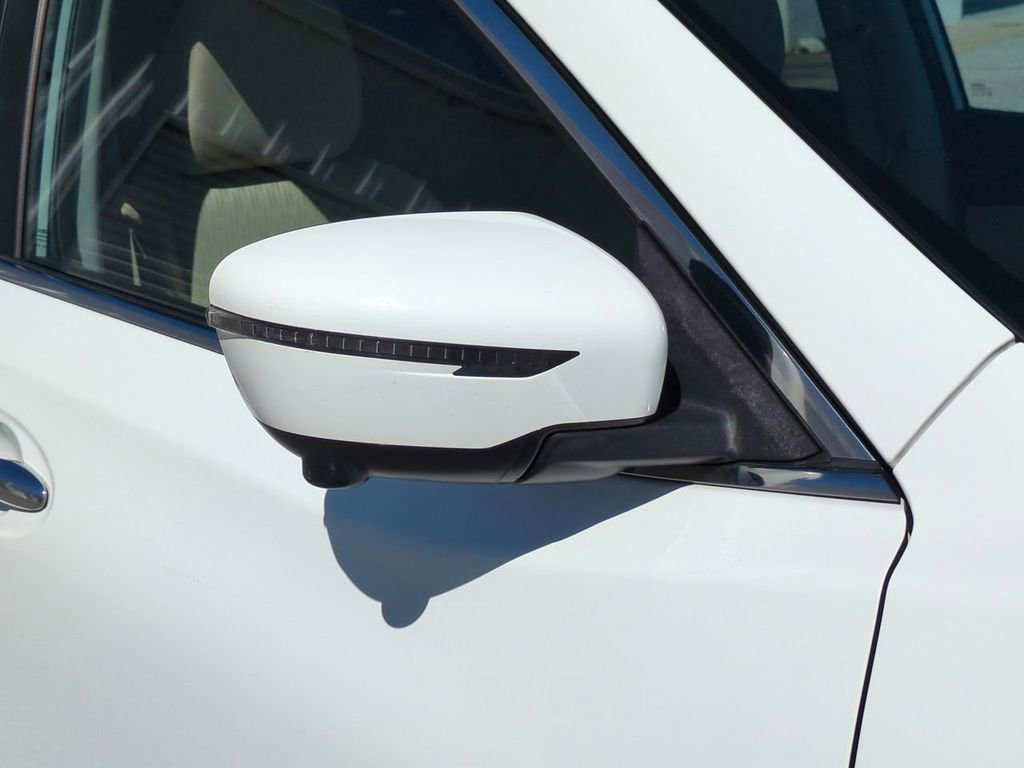 Used 2017 Nissan Rogue SV w/ SV Premium Package image 12