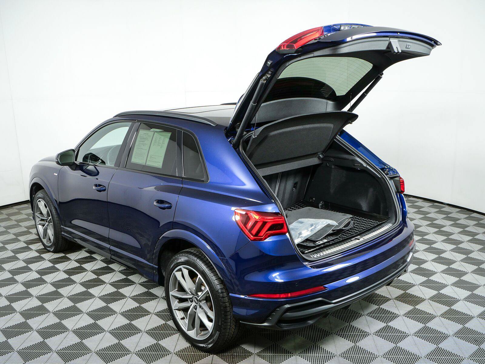 Used 2022 Audi Q3 2.0T Premium Plus w/ Premium Plus Package AWD/4WD image 35