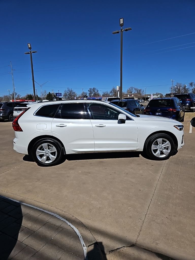 Used 2022 Volvo XC60 B5 Momentum image 4