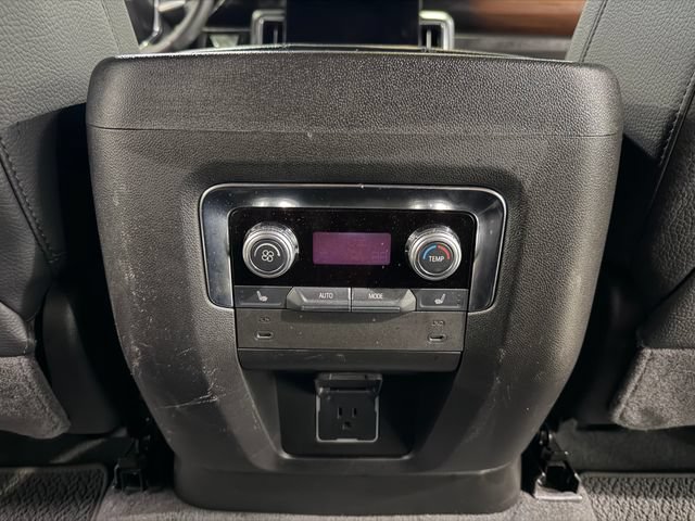 Used 2025 GMC Yukon XL Denali AWD/4WD image 28