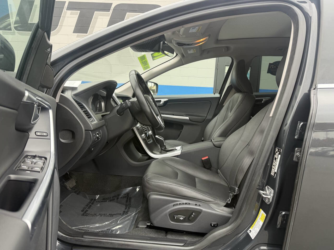 Used 2016 Volvo XC60 T5 Platinum w/ Climate Package image 7