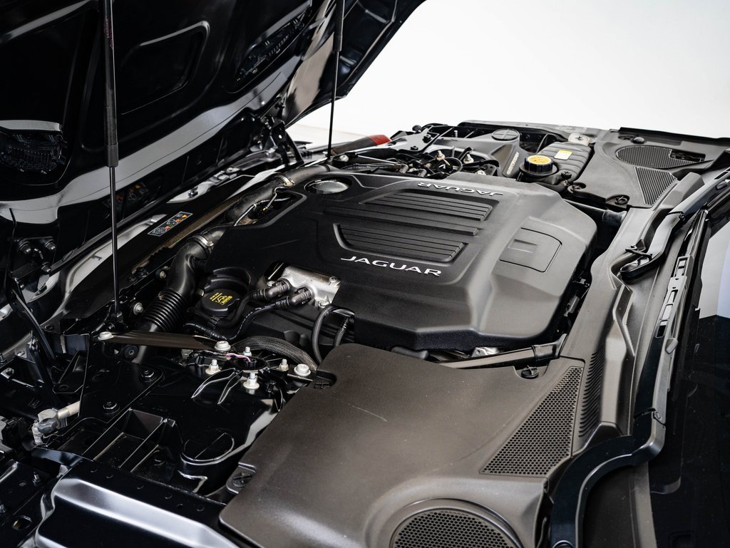 Used 2023 Jaguar F-TYPE R image 33