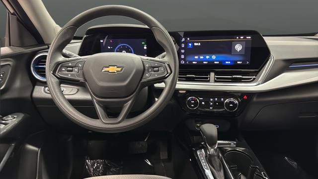 Used 2025 Chevrolet Trax LT FWD image 11