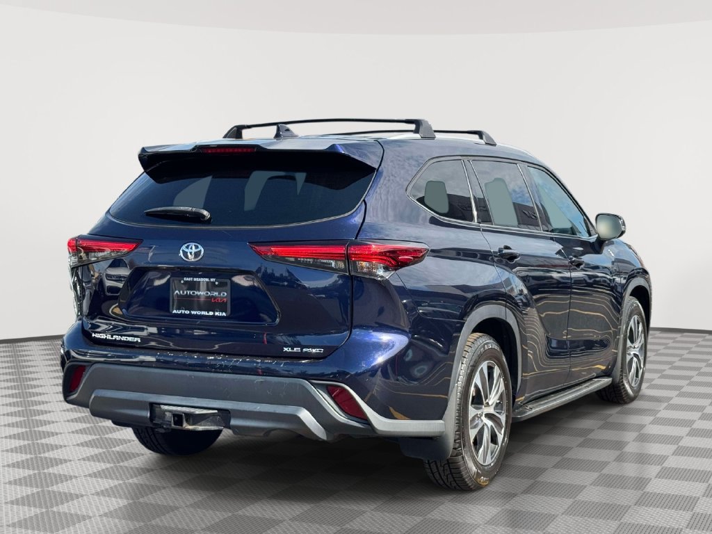 Used 2022 Toyota Highlander XLE AWD/4WD image 5