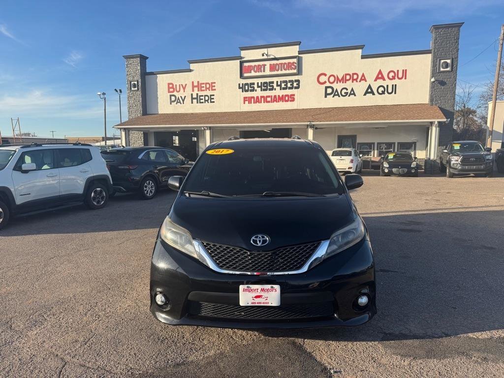 Used 2017 Toyota Sienna SE image 2