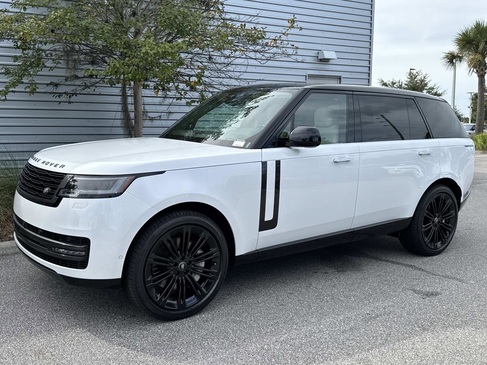New 2025 Land Rover Range Rover Long Wheelbase SE image 3