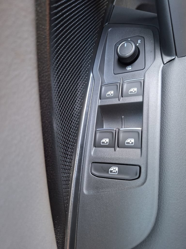 Used 2026 Volkswagen Tiguan SE FWD image 19