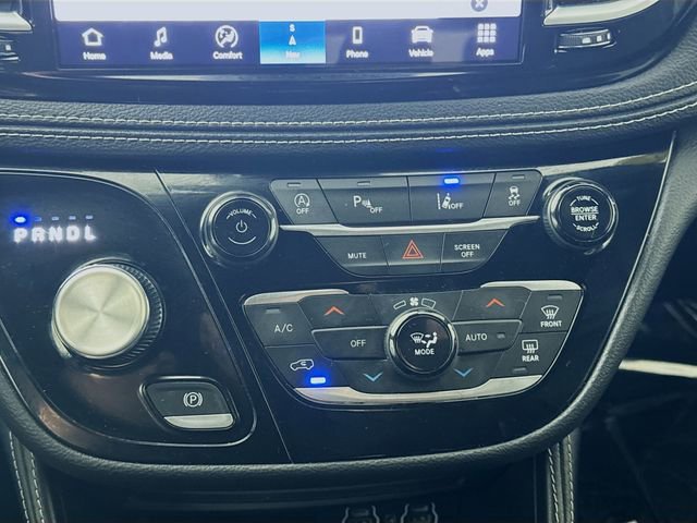 Used 2025 Chrysler Pacifica Limited image 16