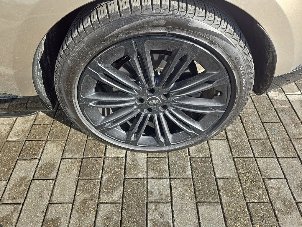 Certified 2024 Land Rover Range Rover SE image 9